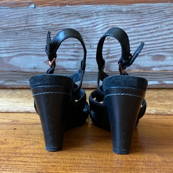 Antía Black Leather Wedge Sandals - Picture 3 of 10